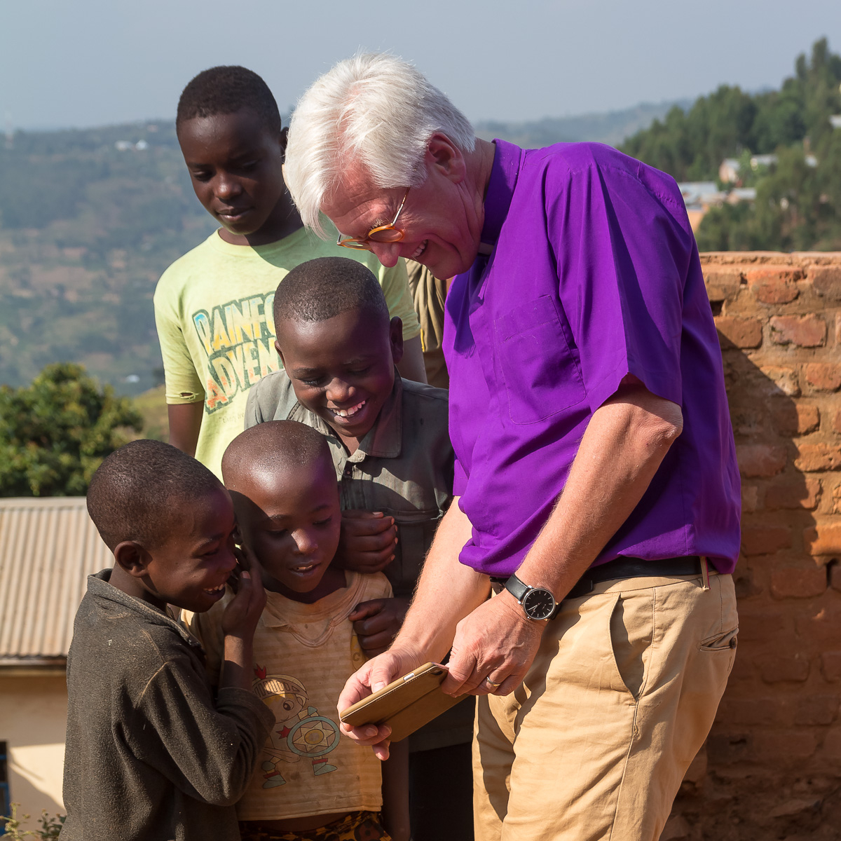 Heinrich Bedford-Strohm mit ruandischen Kindern
